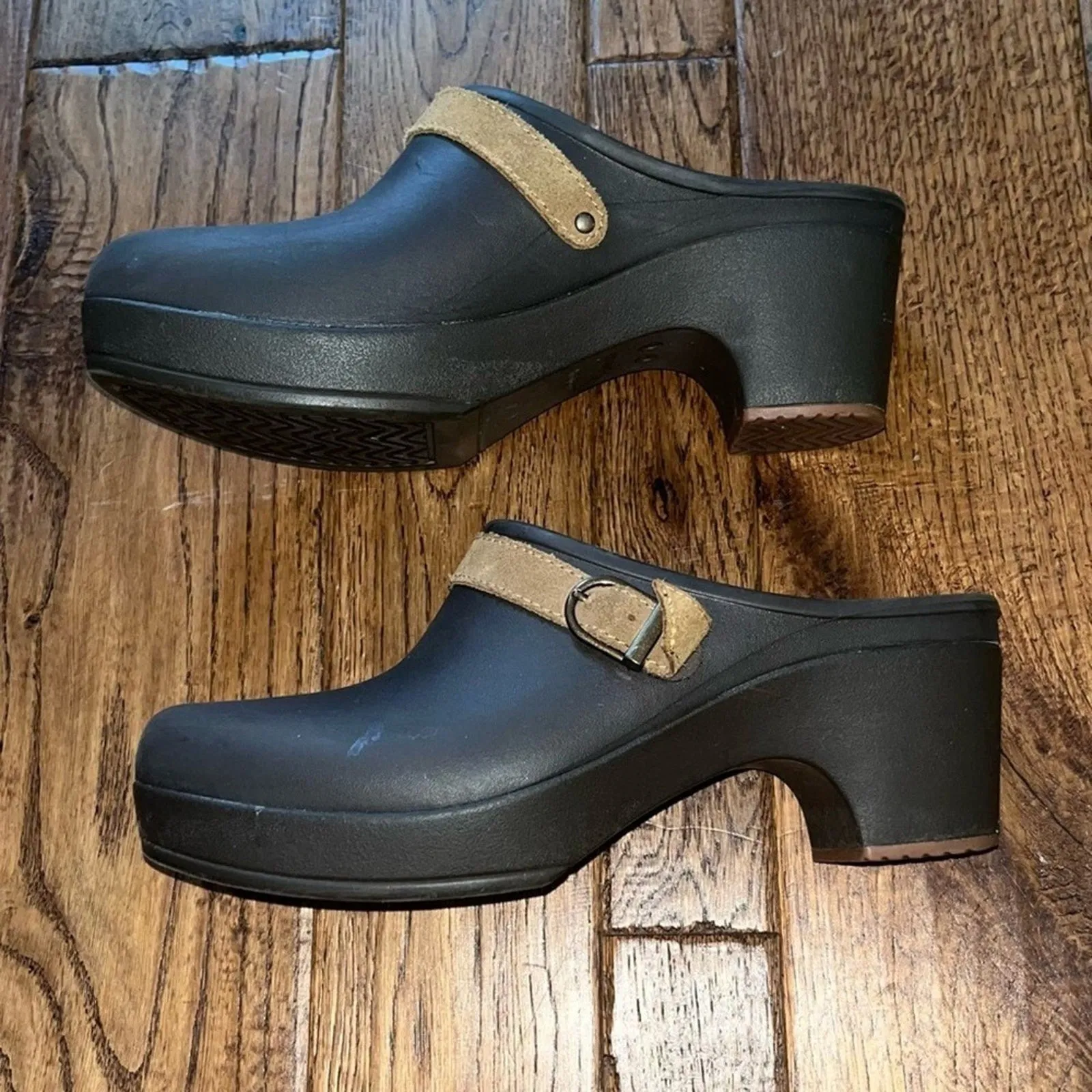 Crocs Womens Brown Shoes Size 8 Tan Mule Clog Heel Rubber Washable Closed Toe