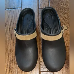 Crocs Womens Brown Shoes Size 8 Tan Mule Clog Heel Rubber Washable Closed Toe