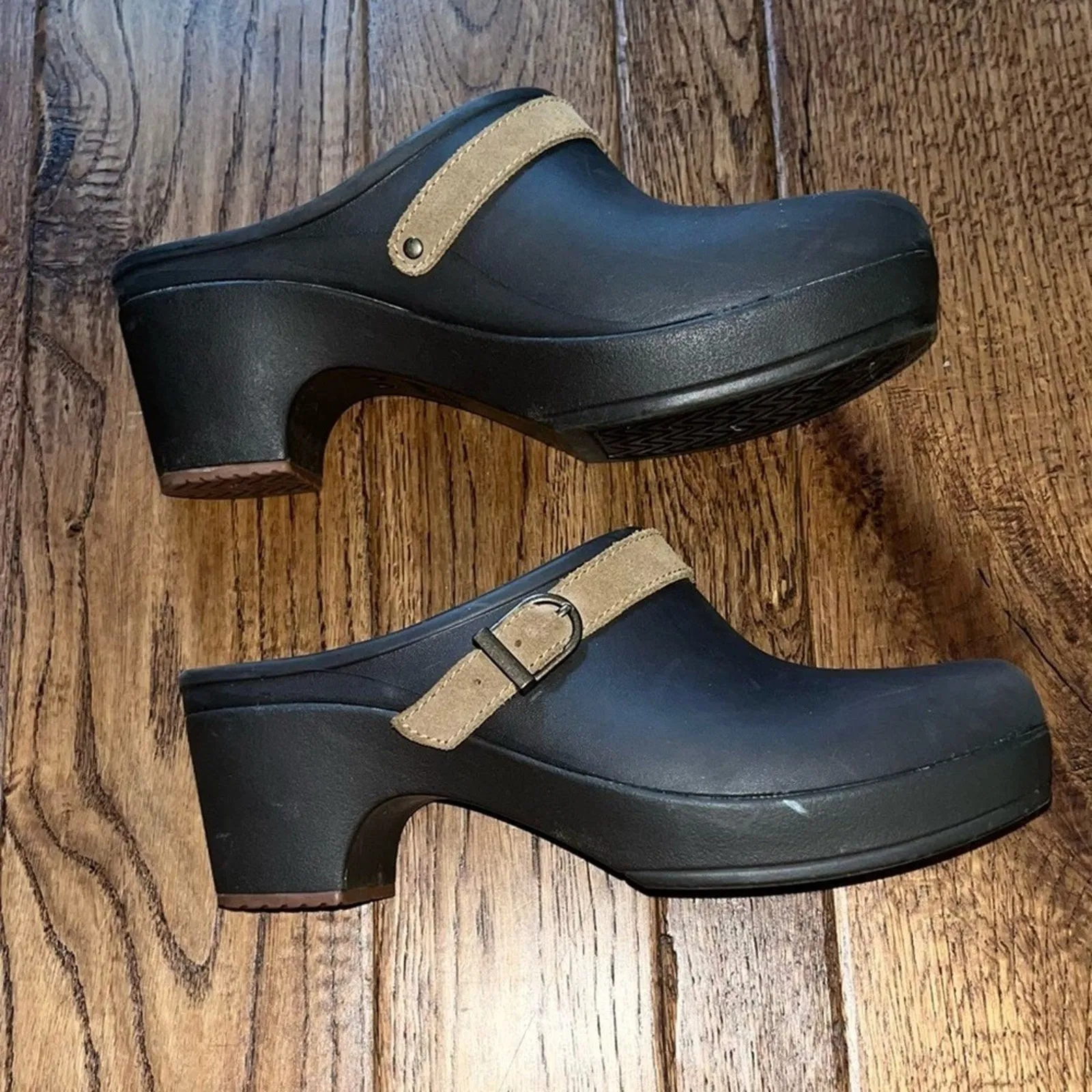 Crocs Womens Brown Shoes Size 8 Tan Mule Clog Heel Rubber Washable Closed Toe