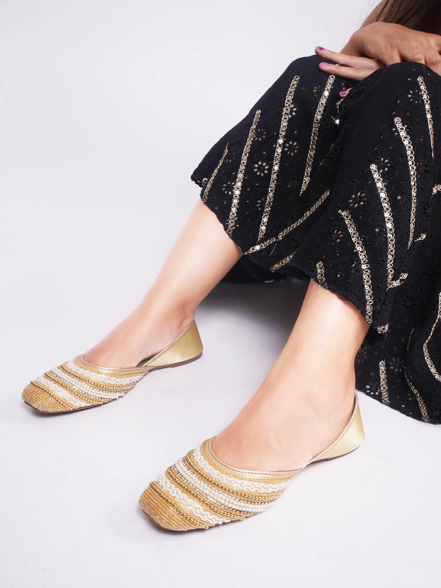 Ethnic Embellished Coloured Sqaure Toe Mojaris Jutti