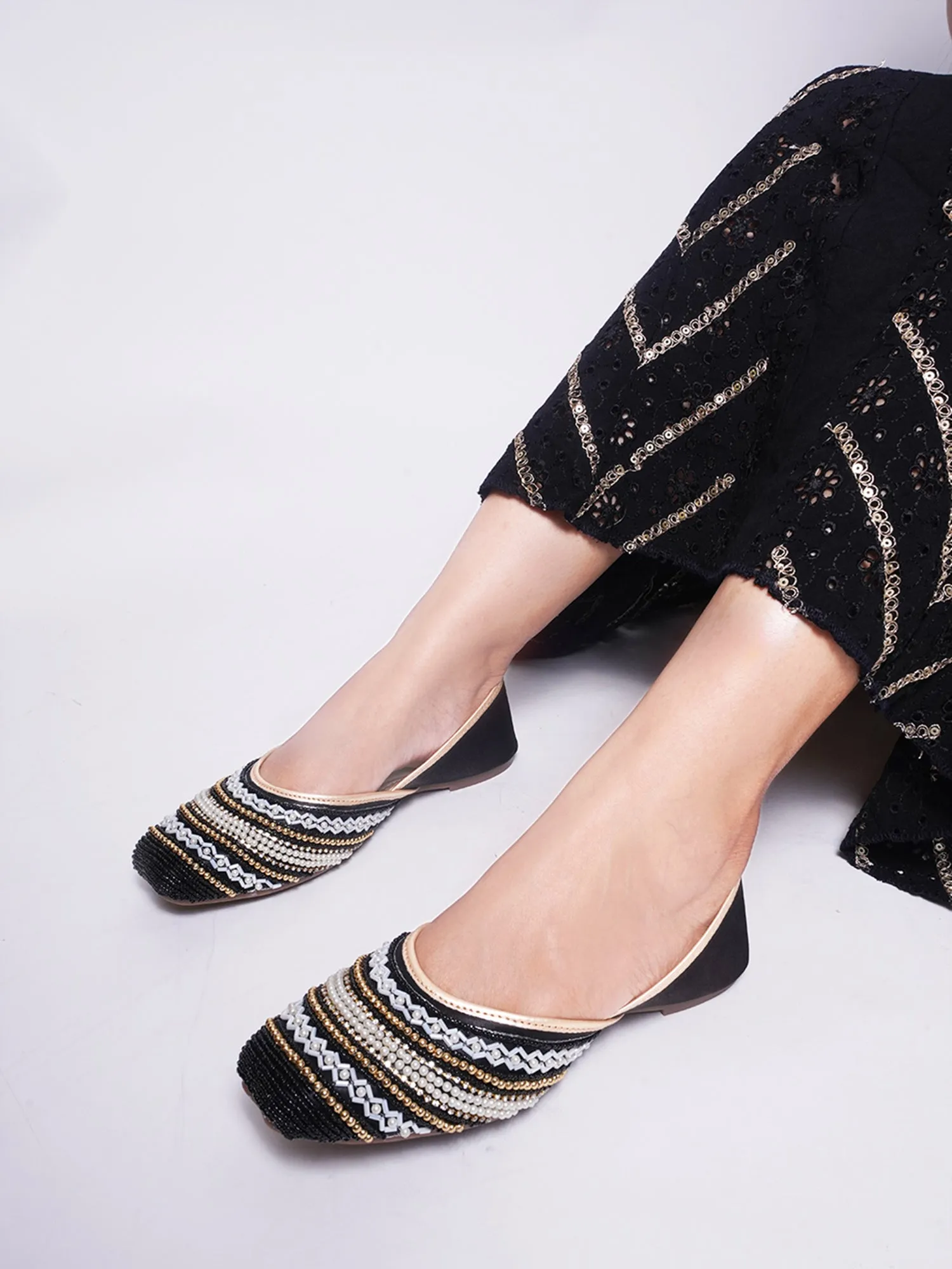 Ethnic Embellished Coloured Sqaure Toe Mojaris Jutti