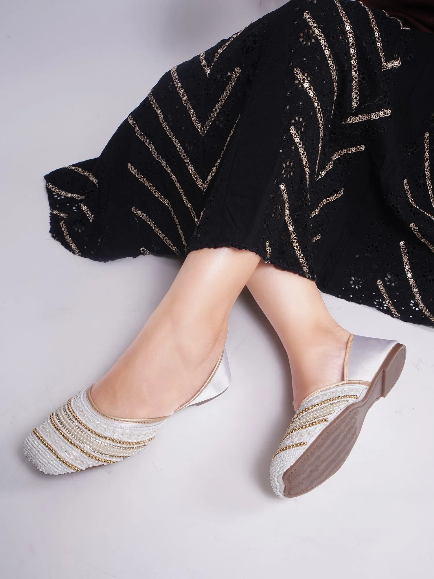 Ethnic Embellished Coloured Sqaure Toe Mojaris Jutti