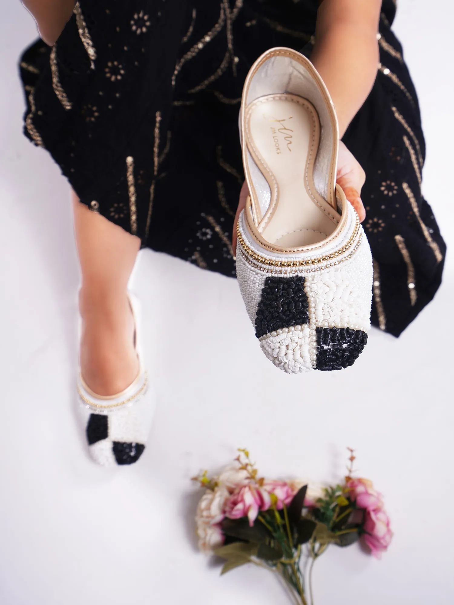 Ethnic Embellished Sqaure Toe Mojaris Jutti
