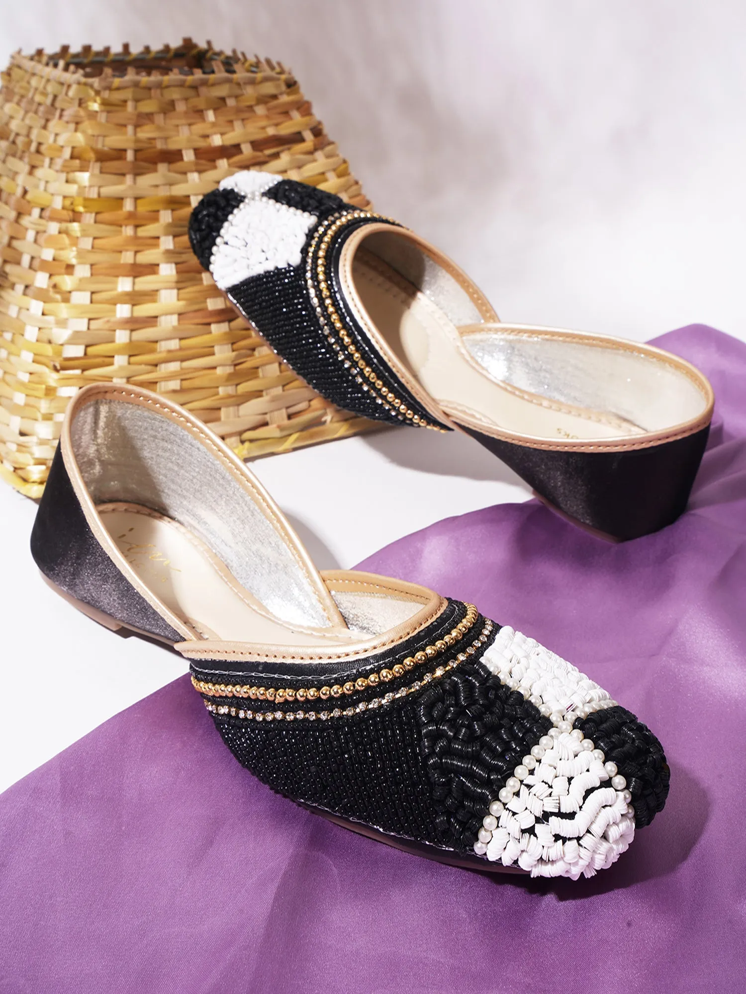Ethnic Embellished Sqaure Toe Mojaris Jutti