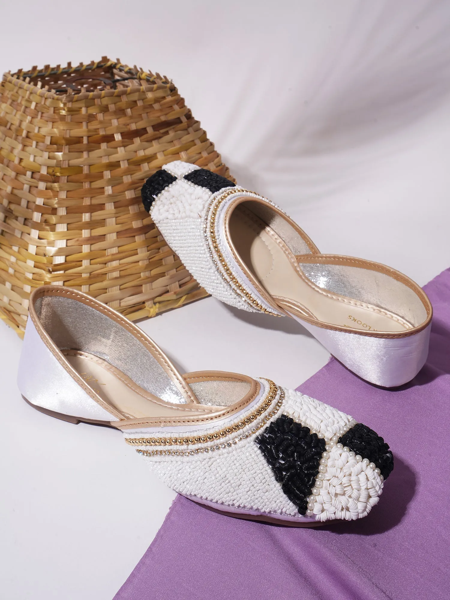 Ethnic Embellished Sqaure Toe Mojaris Jutti