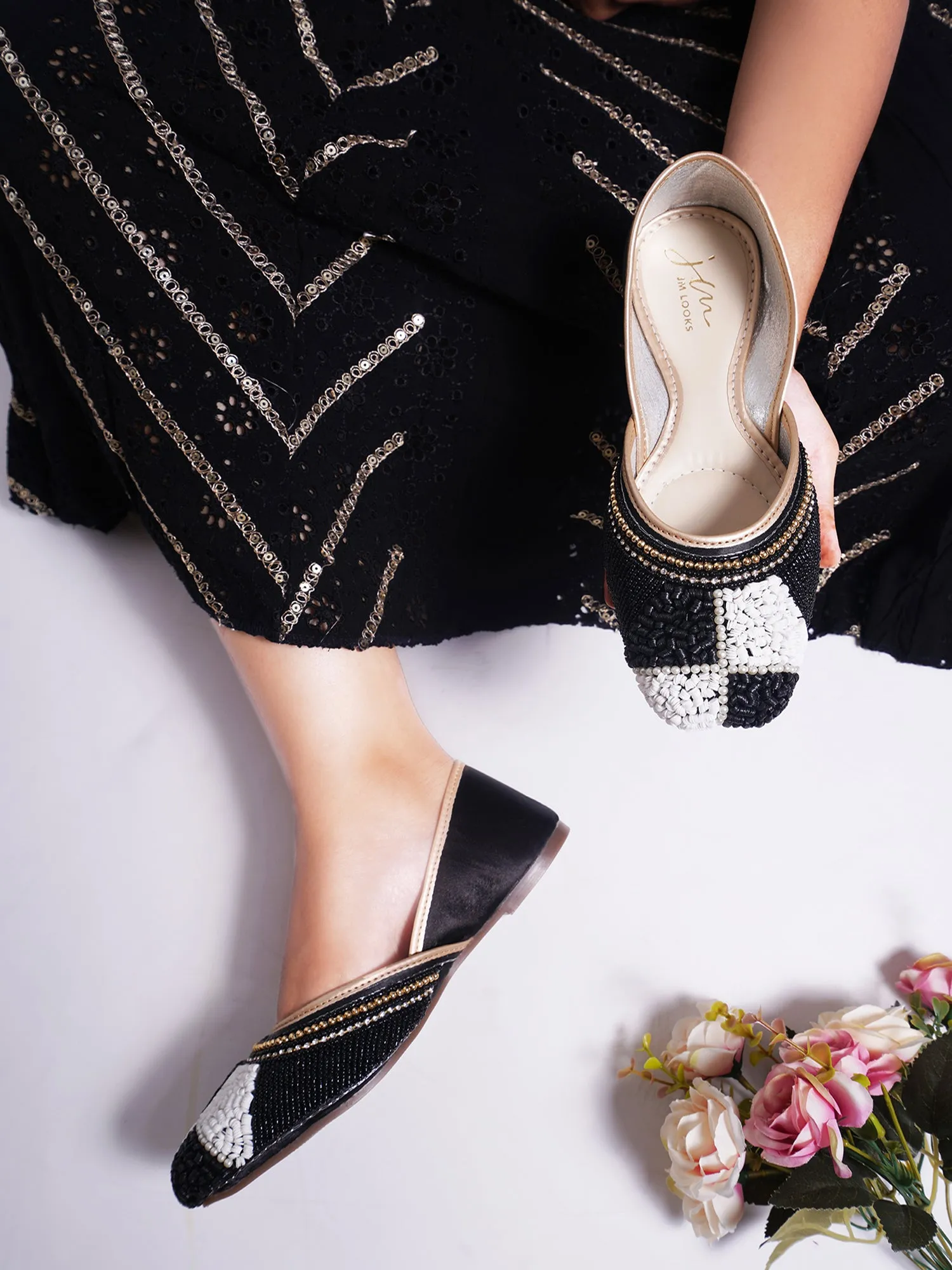Ethnic Embellished Sqaure Toe Mojaris Jutti