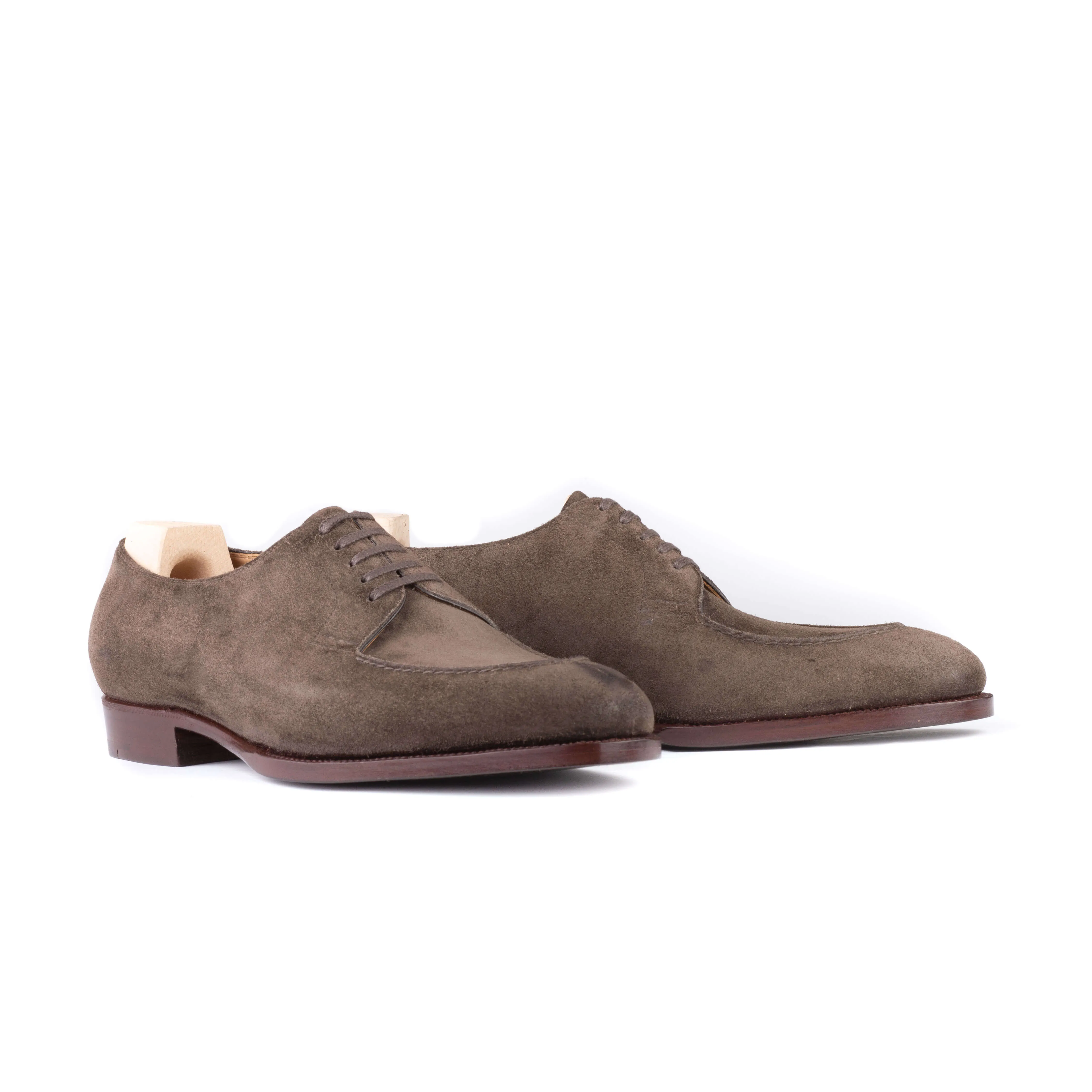 Five eyelet split toe Derby in dark brown Milkchocolate suede leather