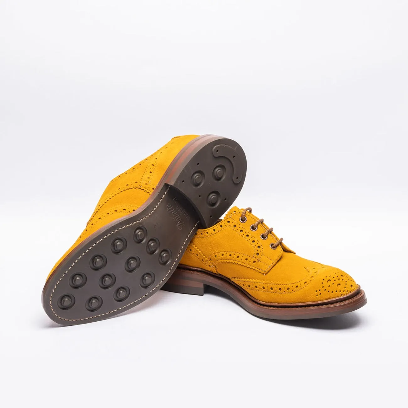 Stringata derby Tricker's Bourton in camoscio giallo