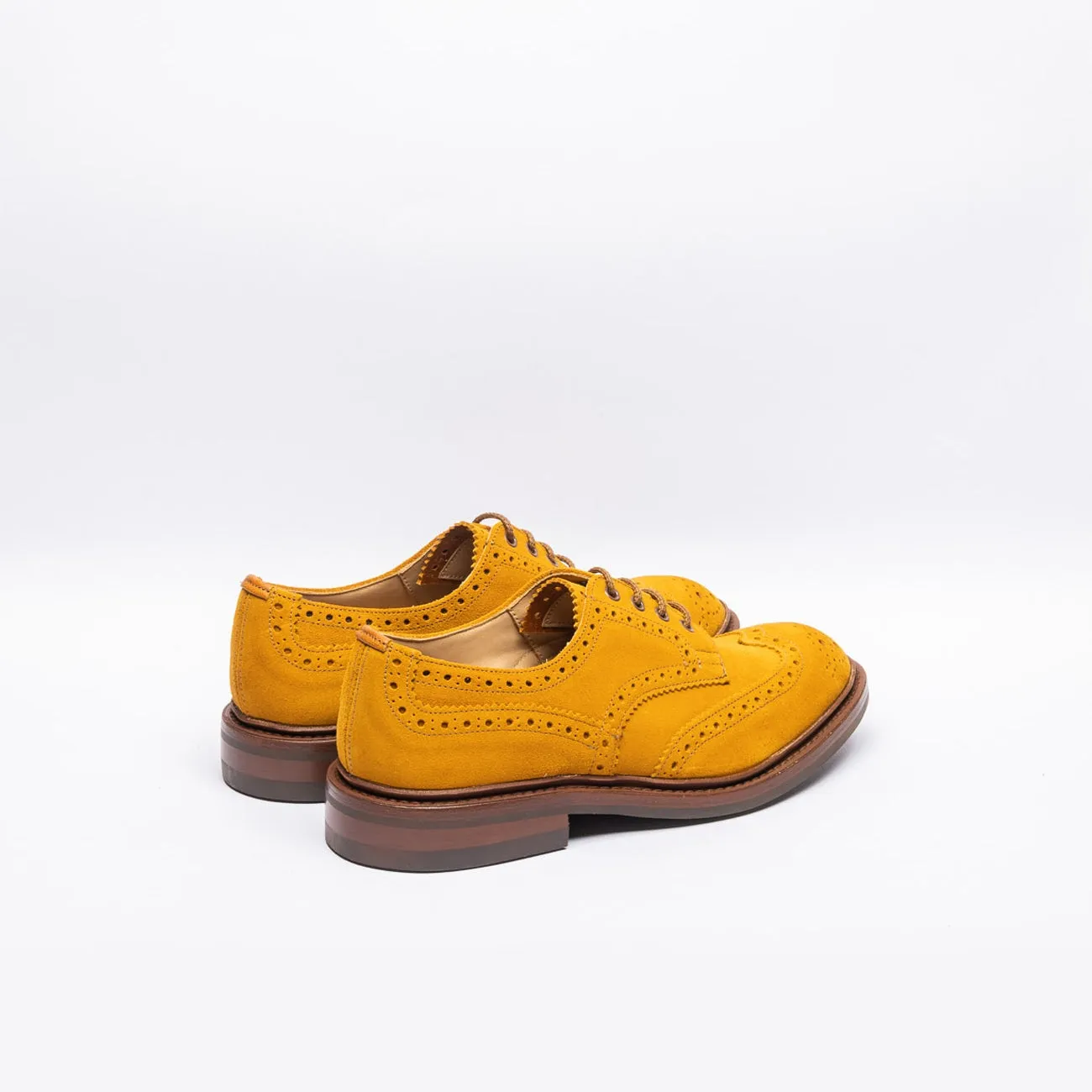 Stringata derby Tricker's Bourton in camoscio giallo
