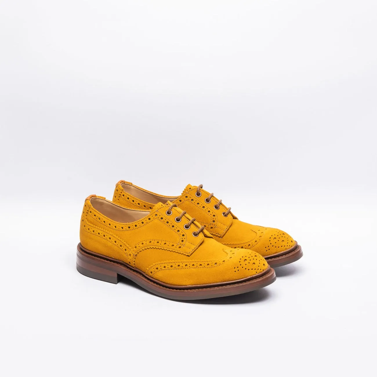 Stringata derby Tricker's Bourton in camoscio giallo
