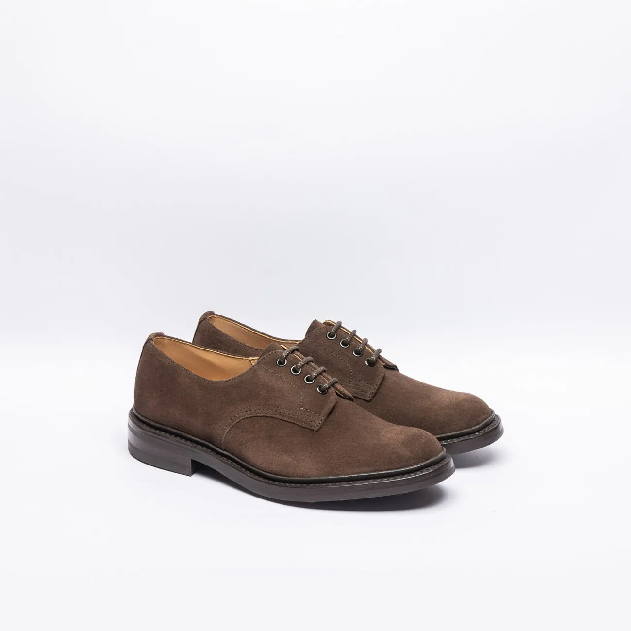 Stringata derby Tricker's Daniel in camoscio marrone (Suola Dainite)