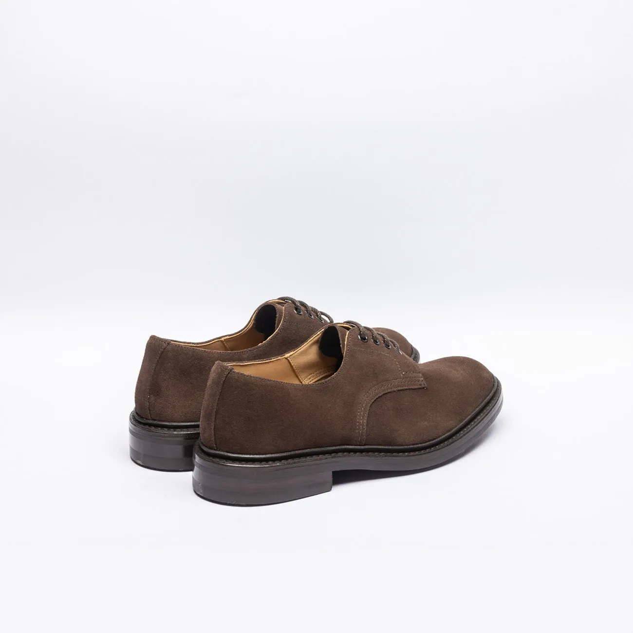 Stringata derby Tricker's Daniel in camoscio marrone (Suola Dainite)